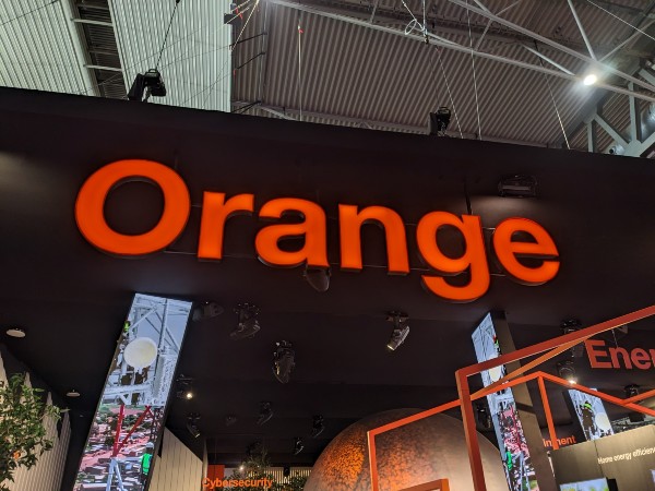 Orange Romania strikes banking unit sale